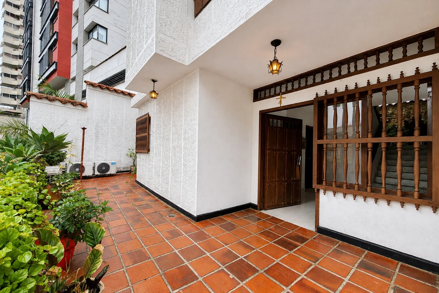 Entrada y terraza de la casa