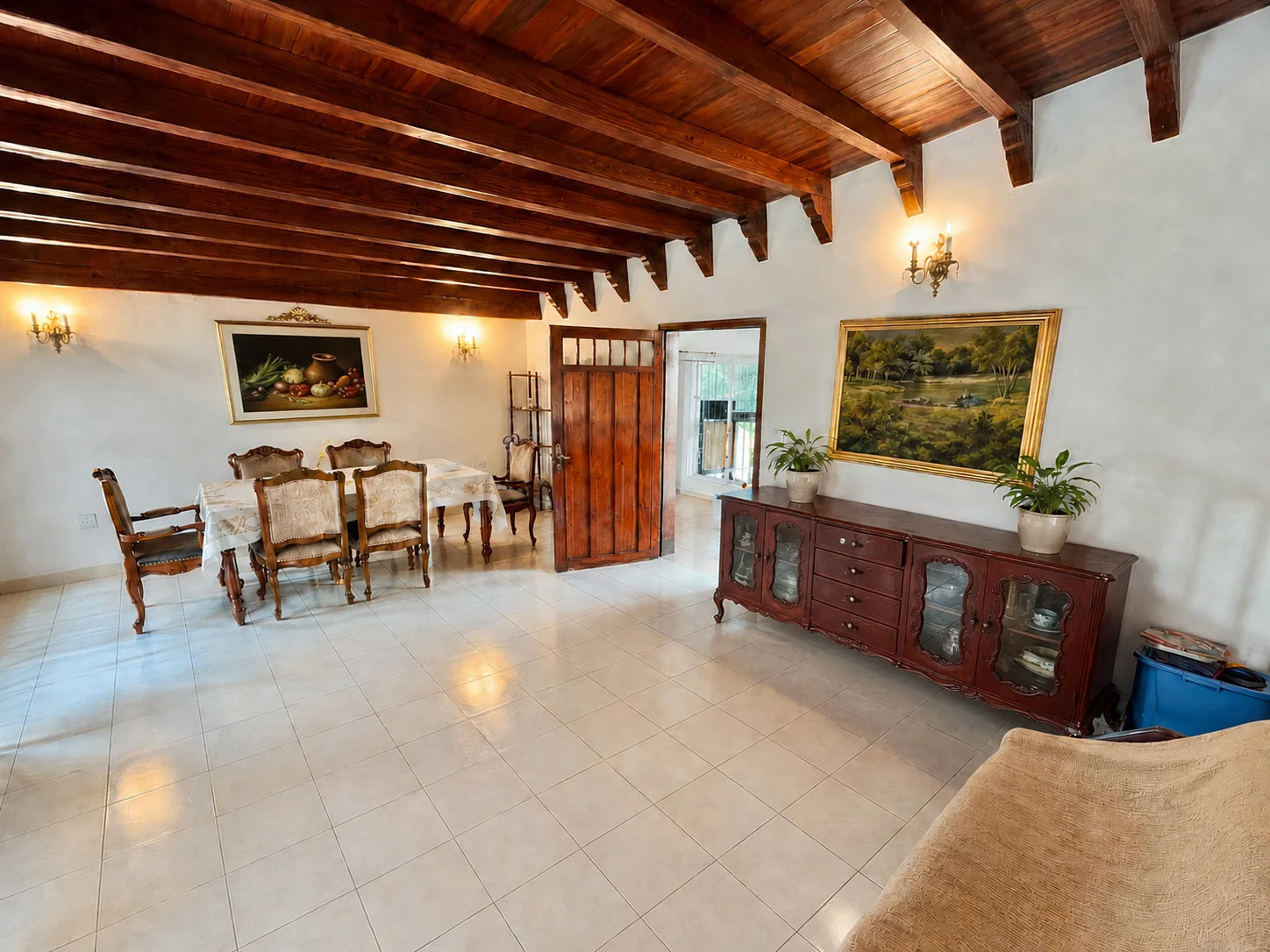 Sala principal con muebles de la familia